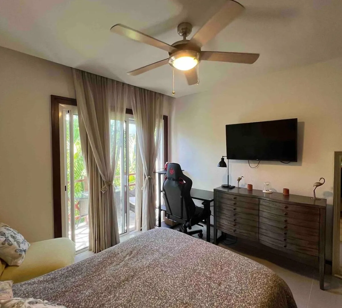 Quiet 3 Bedrooms, 2 Swimming Pools, 5Th Avenue, The Sea Is Nearby! Playa del Carmen Apartment